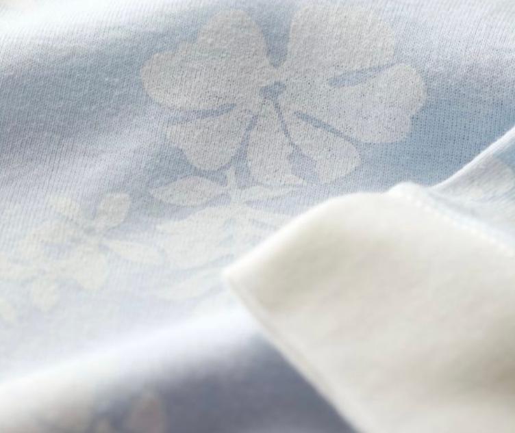 Fussvariabler Schlafstrampler mit Hawaiiblumenmuster - 1